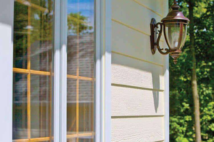 Fassadenverkleidung an einem Gartenhaus