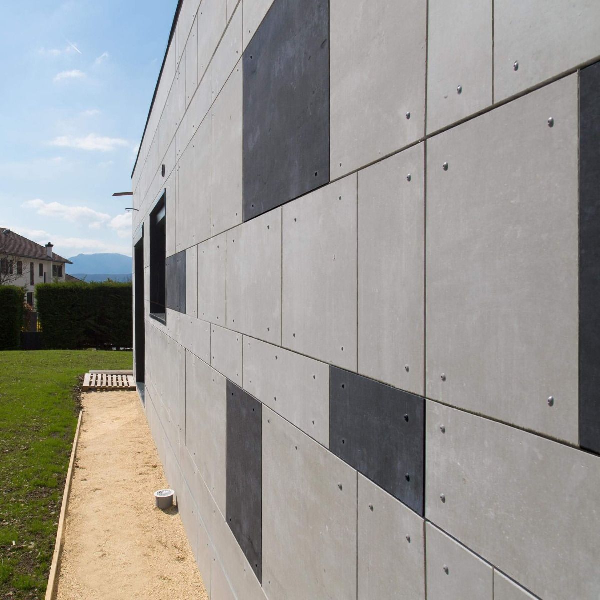 Fasserzementplatten von SWISPEARL in Schieferoptik.
