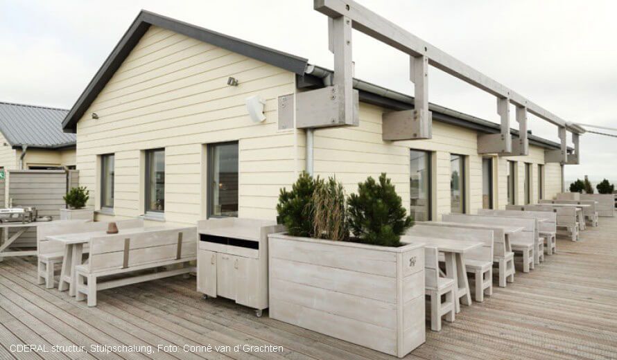 Eine Strandbar mit einer Cedral Fassade als Stülpschalung. Farbe c02 beige.