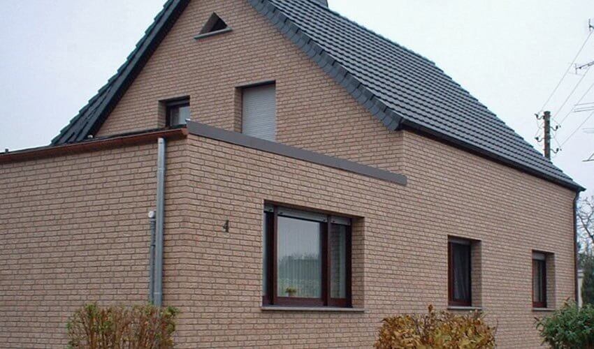 Einfamilienhaus in Klinkeroptik in der Farbe gelb-geflammt.