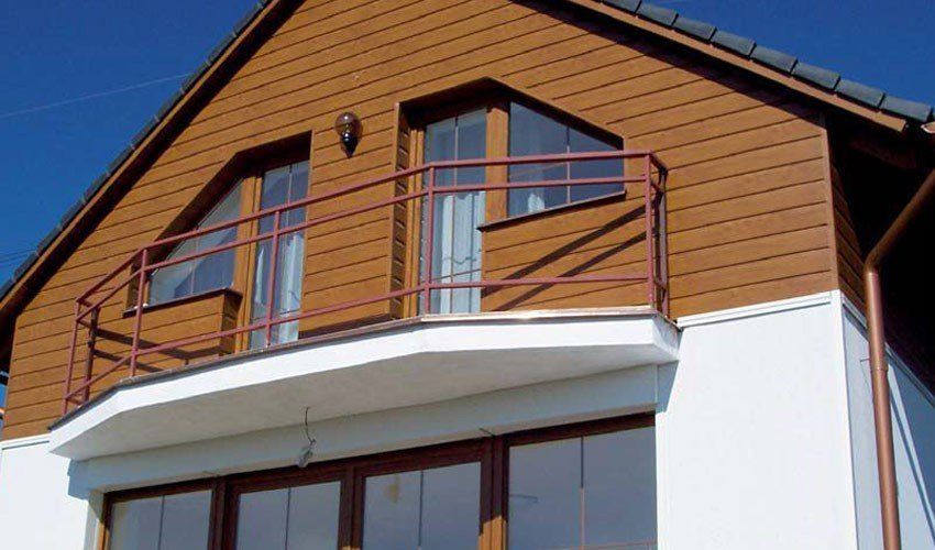 Giebelverkleidung mit VinyPlus Stülprofil in der farbe golden oak.