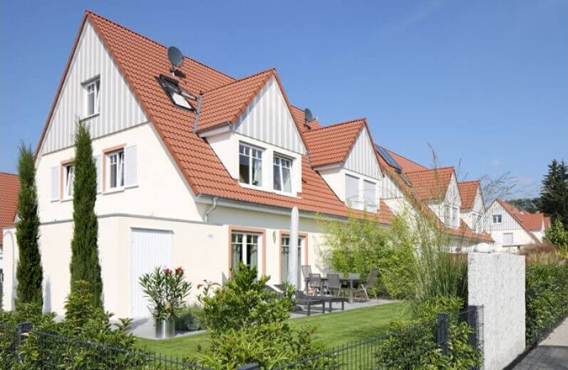 Giebel- und Gaubenverkleidung mit Eternit Cedral in den Farben c05 Platingrau und c07 in der Farbe Kreideweiß.