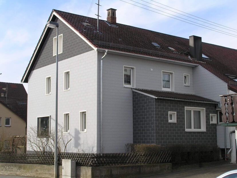 VinyStone Fassadenverkleidung in den Farben granit und basalt.