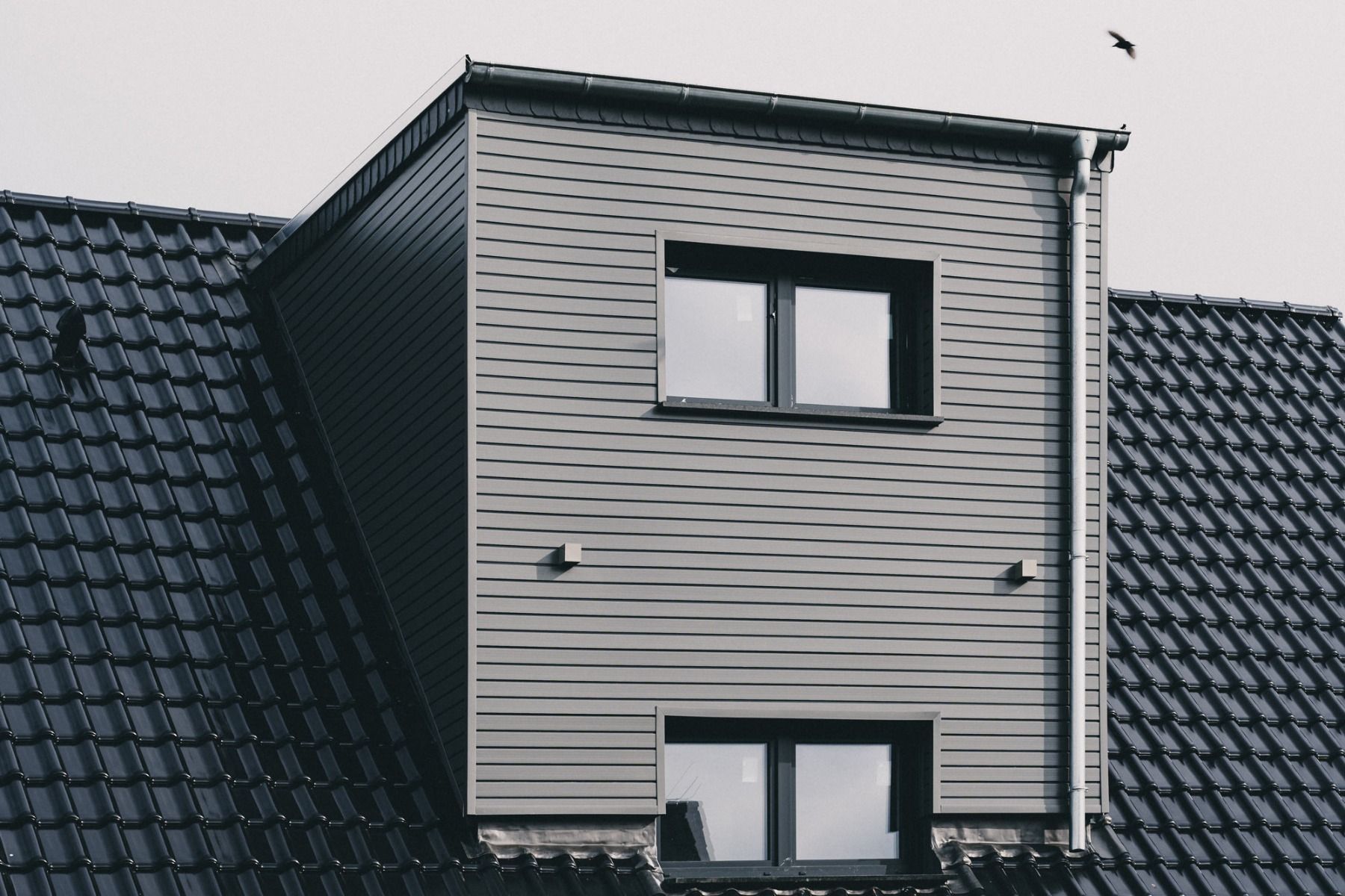 Große Gaube mit grauer Fassade in Rhombusoptik.