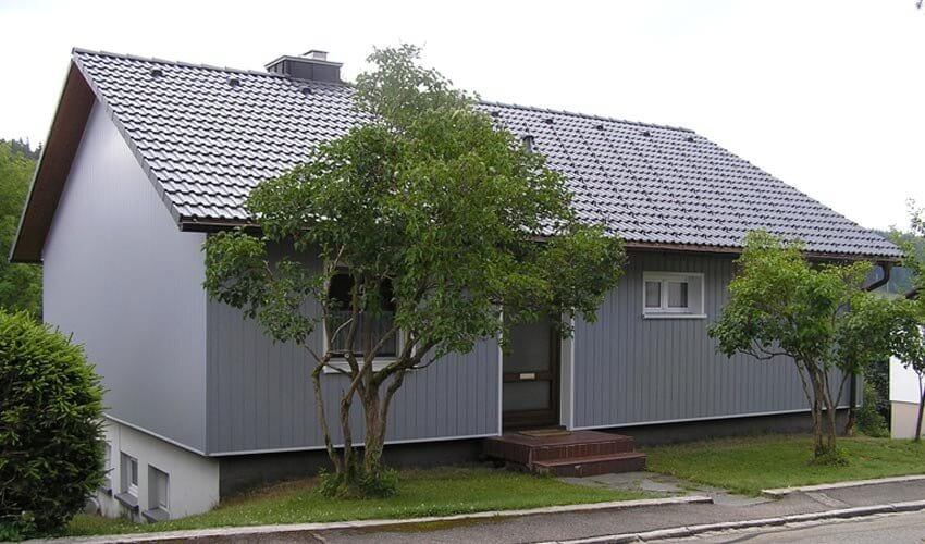 VinyPlus Rundprofil in der Farbe Lichtgrau. Die Fenster sind mit VinyCom verkleidet.