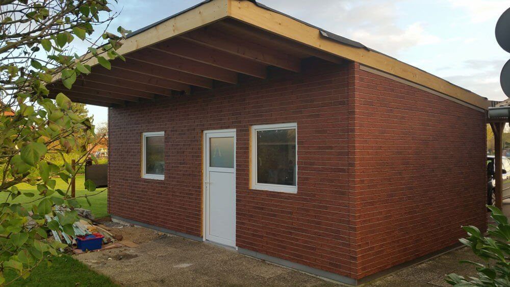 Gartenhaus mit einer roten Klinkerfassade von SolidBrick, Farbe bristol.