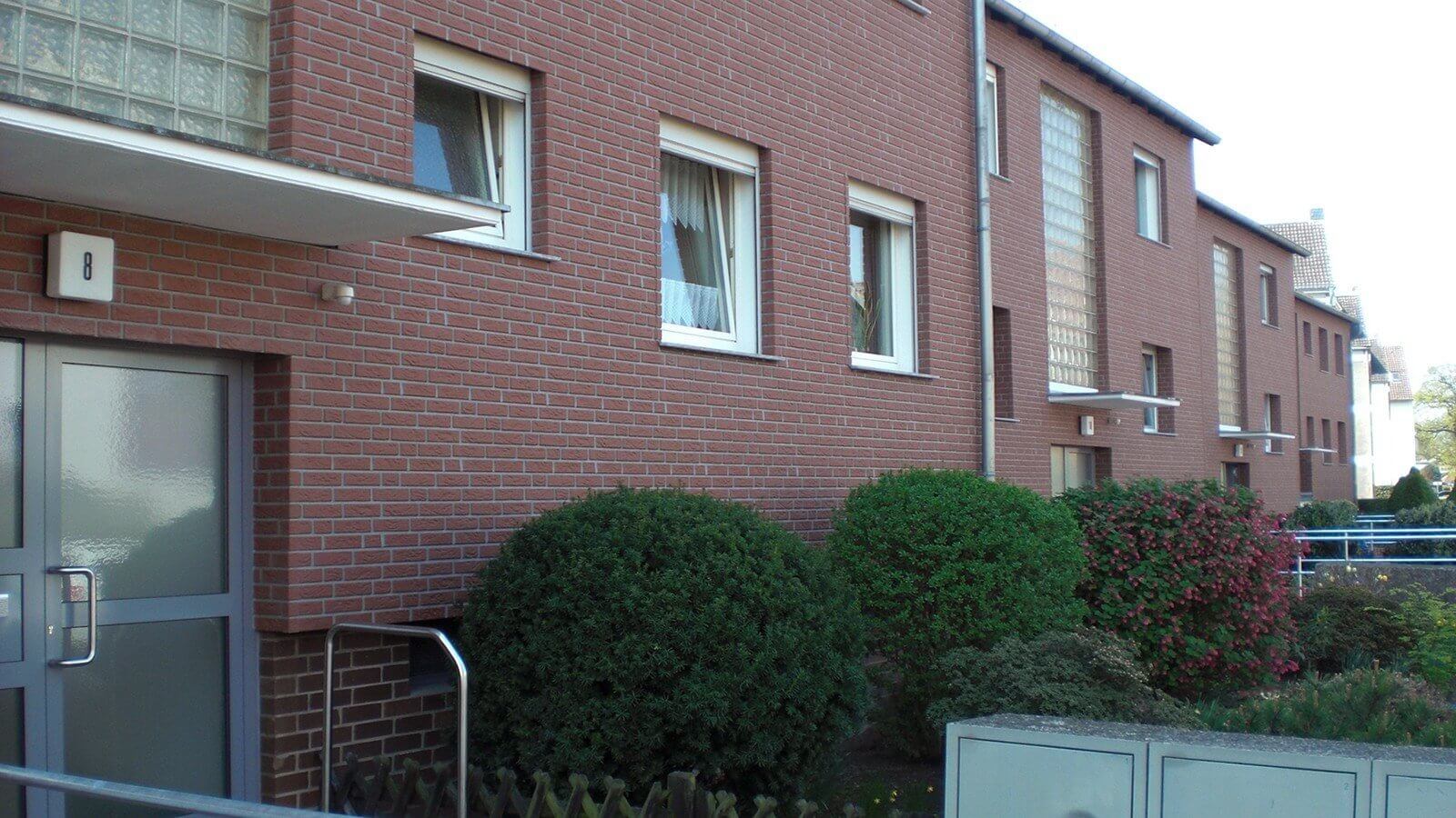 Mehrfamilienhaus mit roter Zierer Klinkerfassade NB2.