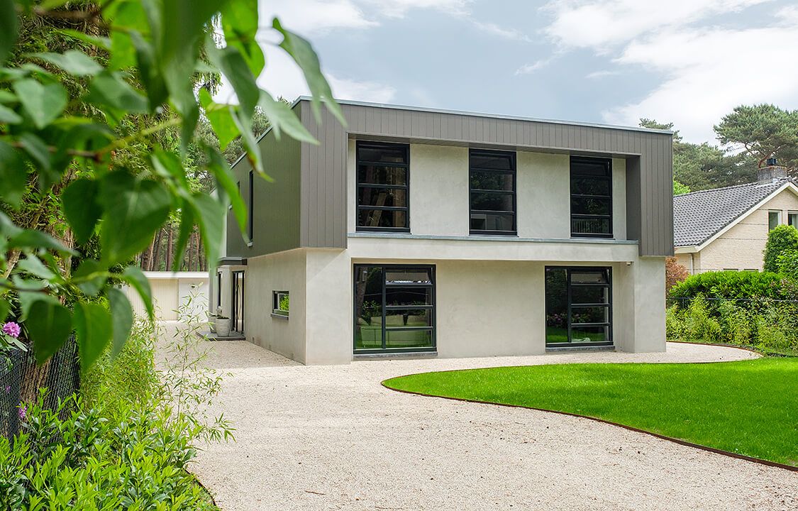 Moderne Keralit Fassade in braungrau. Senkrecht verlegt.