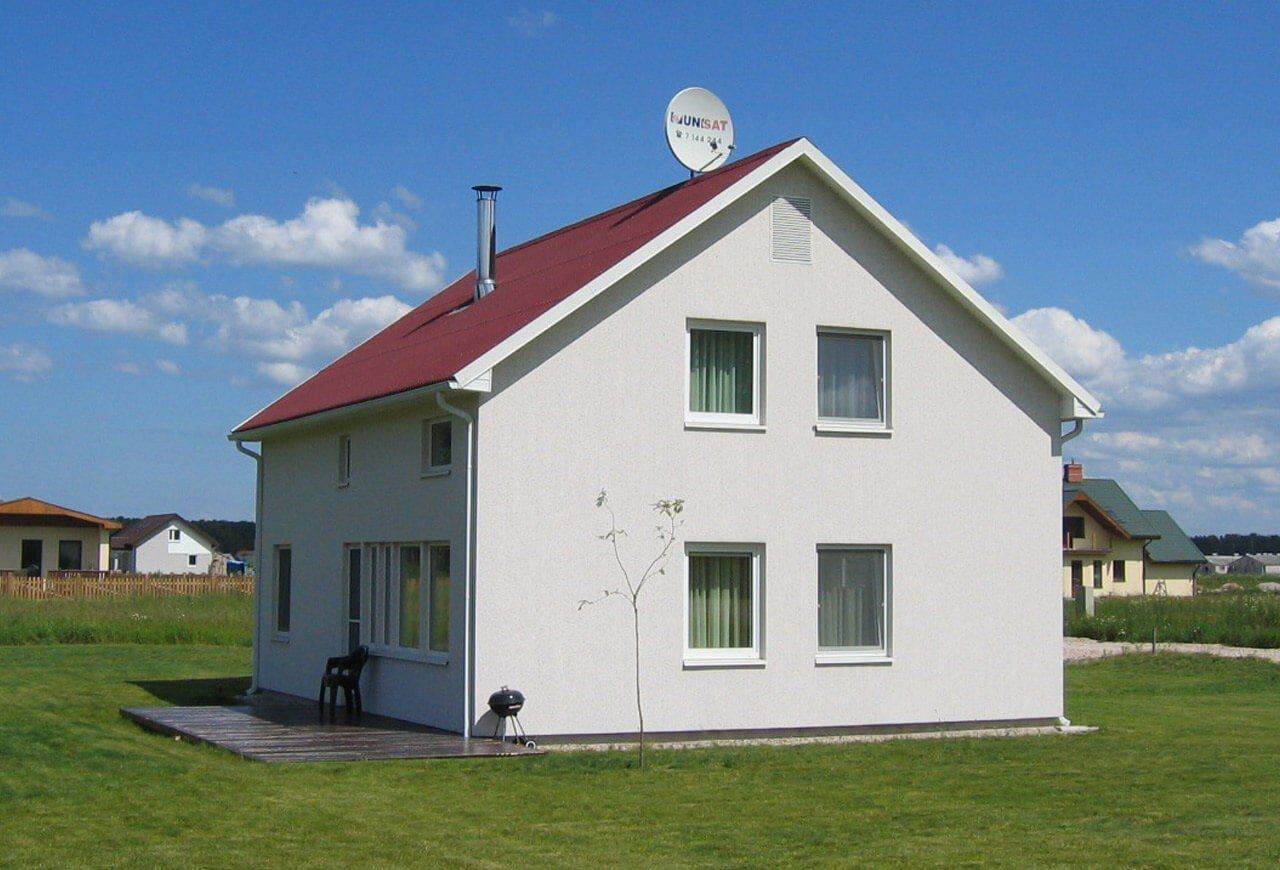 Einfamilienhaus mit VinyTherm Fassadenpaneelen in der Farbe Alpin.