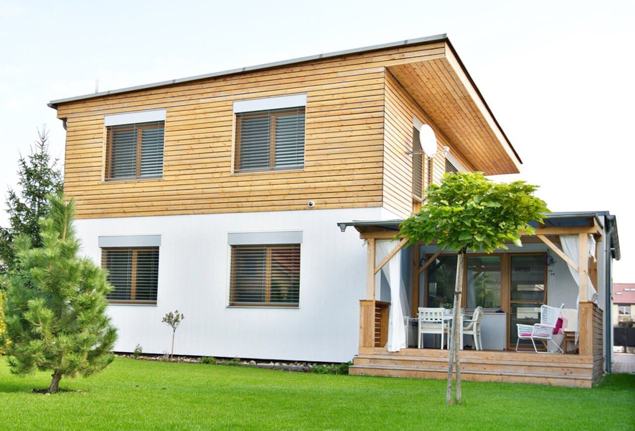 Kombination aus einer klassischen Holzfassade und Fassadenpaneelen VinyTherm in der Farbe Alpin.