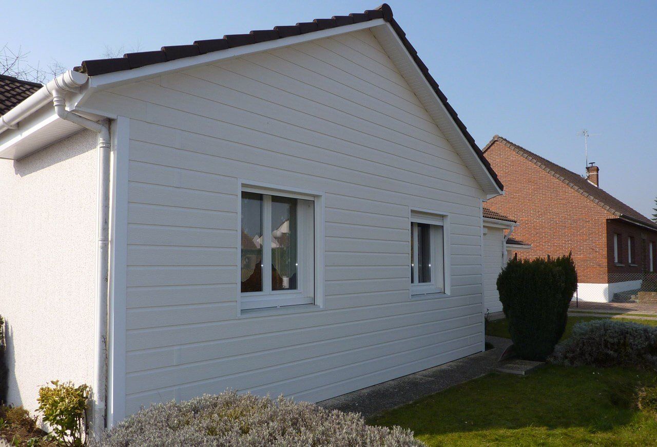 Holzoptikfassade VinyTop in der Farbe Signalweiß.