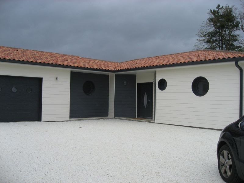 Gelungene Fassadenverkleidung mit Kerrafront FS 202 in creme und anthrazit