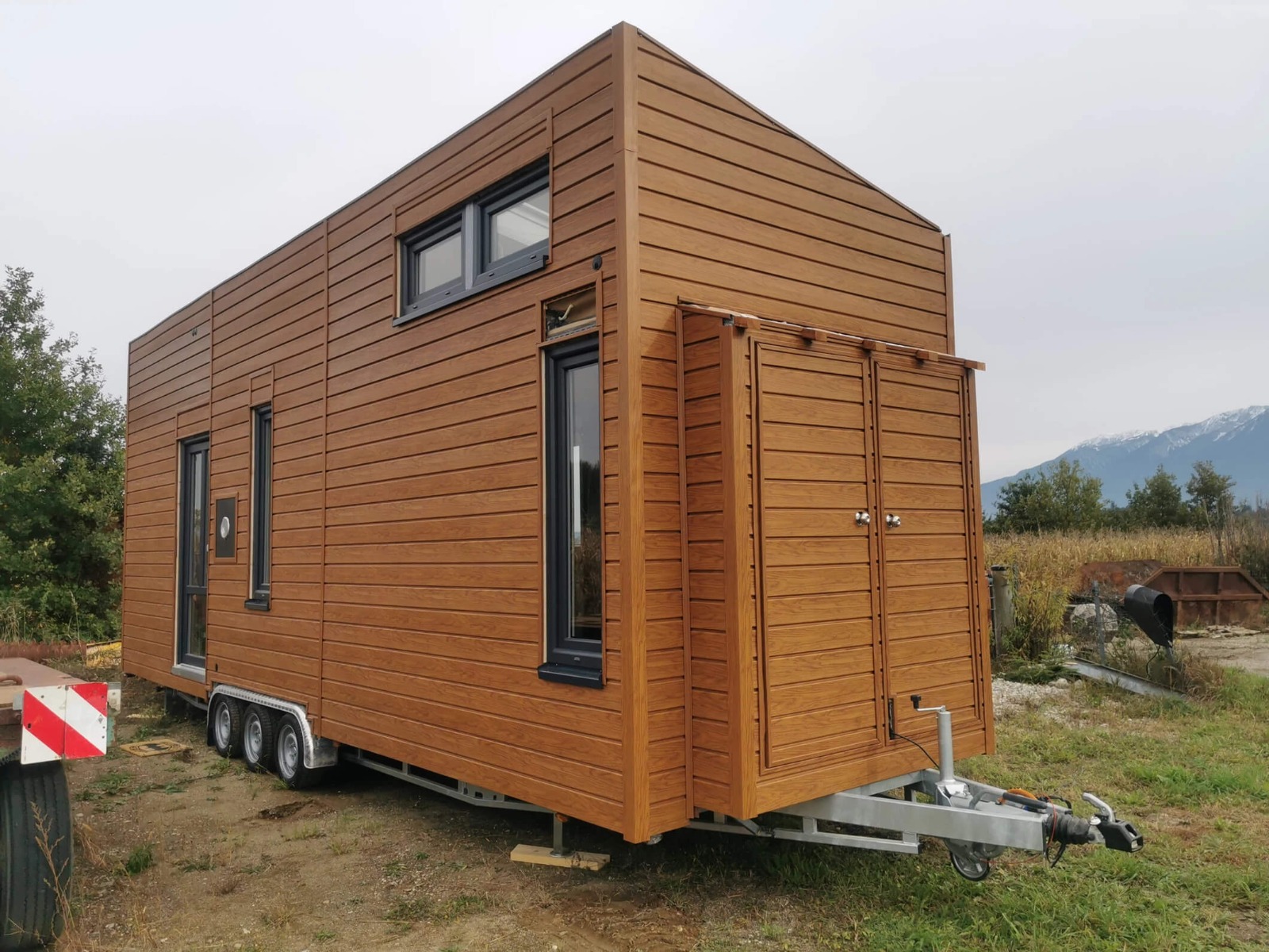 Ein Tinyhouse mit einer braunen VIFRONT Kunststofffassade.