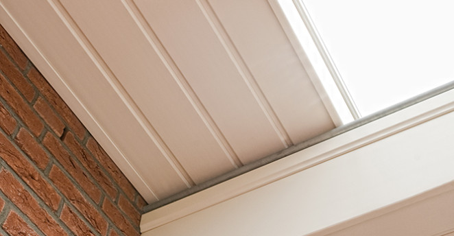 Weißes Keralit Dachrandpaneel.